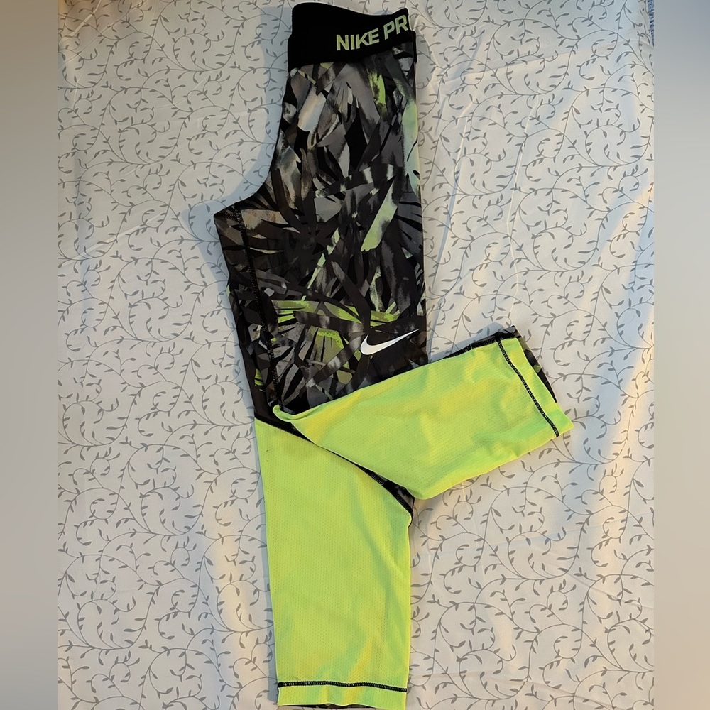 Nike Pro crop legging. Size S. Printed.